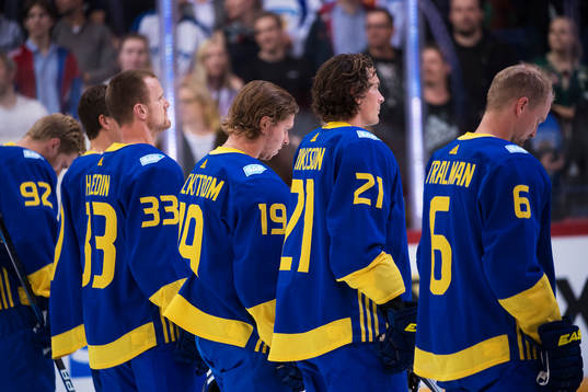 Sveriges Nicklas Bäckström med lagkamrater innan