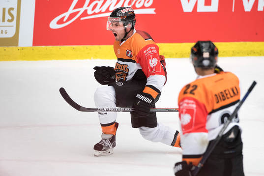 Wolfsburgs Brent Aubin jublar