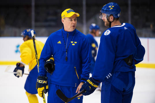 Förbundskapten Rikard Grönborg i samtal med Mattias Ekholm