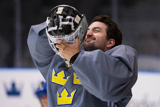 Jhonas Enroth tar på sig sin hjälm