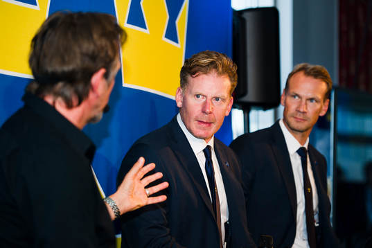 Åke Unger pratar med Daniel Alfredsson och Nicklas