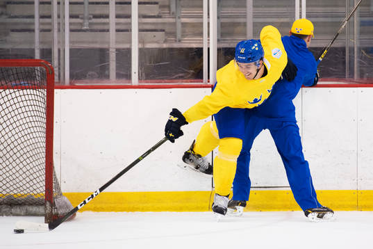 Mikael Backlund tar sig runt specialtränare Todd Woodcroft