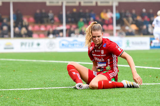 Piteås Nina Jakobsson sitter på gräset