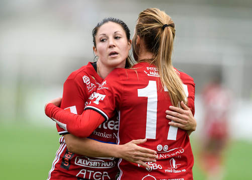 Piteås Josefin Johansson kramar om Lotta Ökvist