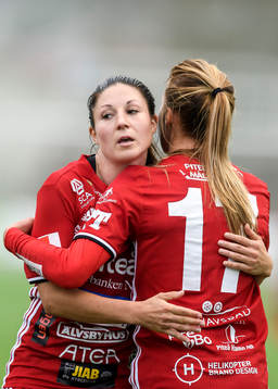 Piteås Josefin Johansson kramar om Lotta Ökvist