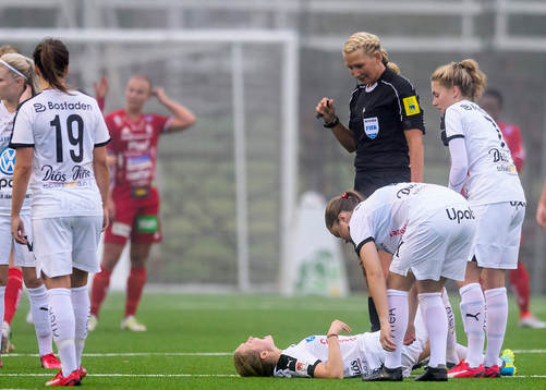 Umeås Elin Bäckström ligger skadad på gräset