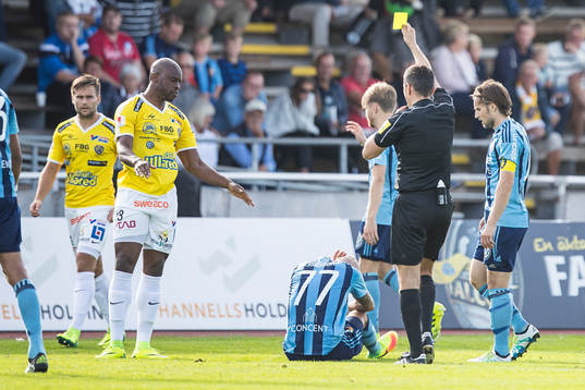 Domare Bojan Pandzic ger Falkenbergs Hakeem Araba gult kort
