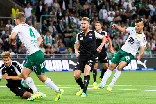 Örebros Daniel Björnqvist stoppar ett skott från