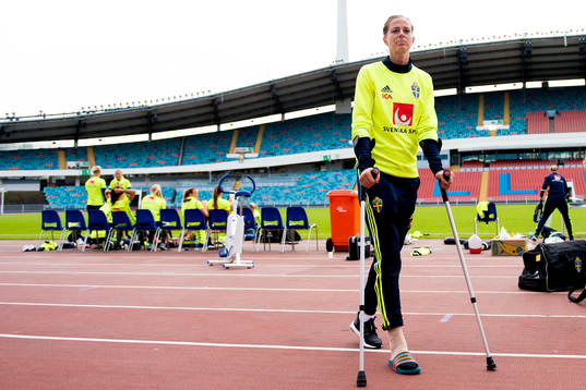 Lotta Schelin på kryckor