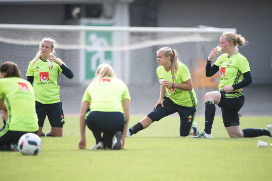Sveriges målvakter Emelie Lundberg, Hilda Carlén och