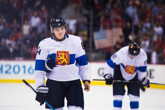 Finlands Mikael Granlund och Aleksander Barkov deppar