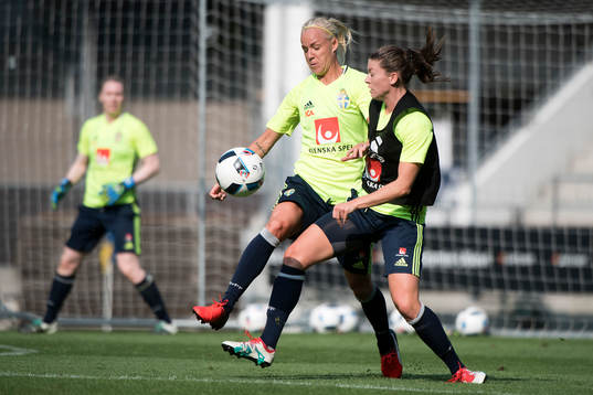 Sveriges Caroline Seger och Pauline Hammarlund