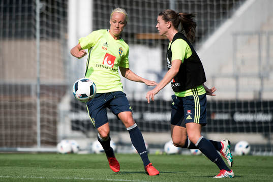 Sveriges Caroline Seger och Pauline Hammarlund