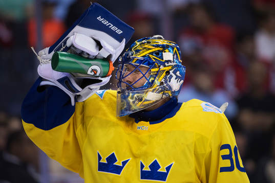 Sveriges målvakt Henrik Lundqvist sköljer ansiktet med