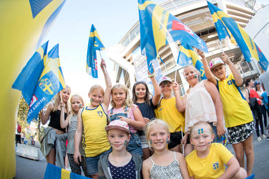 Tjejer från Lödöse Nygård utanför arenan innan