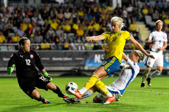 Slovakiens målvakt Maria Korenciova och Patricia