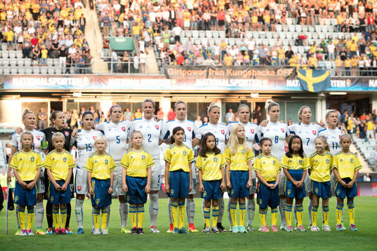Spelarna står uppställda vid lineup innan fotbollsmatchen