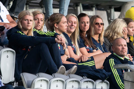 Sveriges målvakt Emelie Lundberg, Linda Sembrant, Elin
