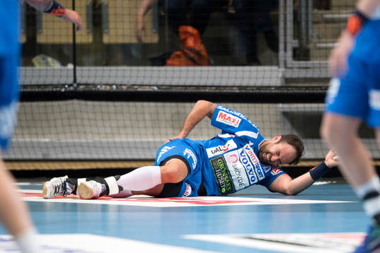 Skövdes Kristian Svensson ligga spå golvet och har ont