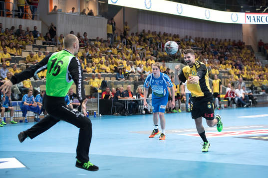 Sävehofs Victor Fridén skjuter ett straffkast på