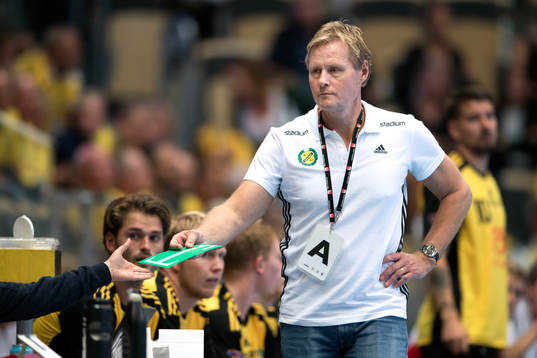 Sävehofs tränare Robert Wedberg lämnar in ett