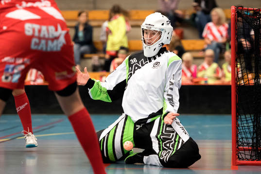 Täbys Jennifer Stålhult räddar ett skott