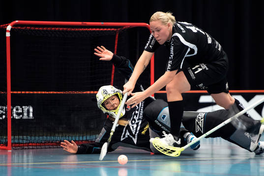 Pixbos målvakt Sara Hjorting räddar ett friläge från
