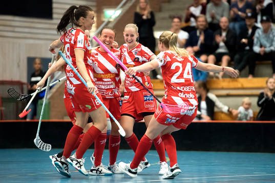 Pixbos Emmelie Södergren och Alicia Fylke jublar