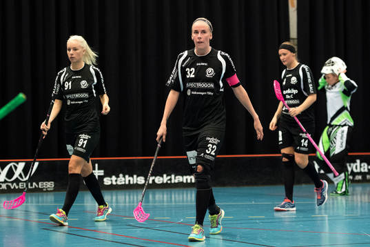Täbys Jenny Gustafsson och Jennifer Stålhult deppar