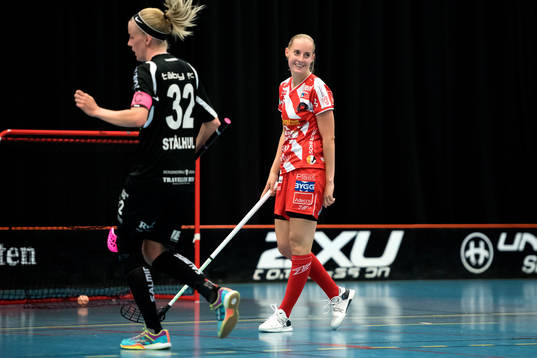 Täbys Jennifer Stålhult deppar och Pixbos Alicia Fylke
