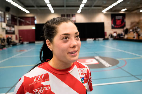 Pixbos Julia Larsson blir intervjuad
