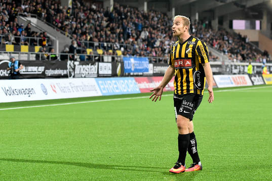Häckens Sebastian Heaver reagerar mot linjedomaren