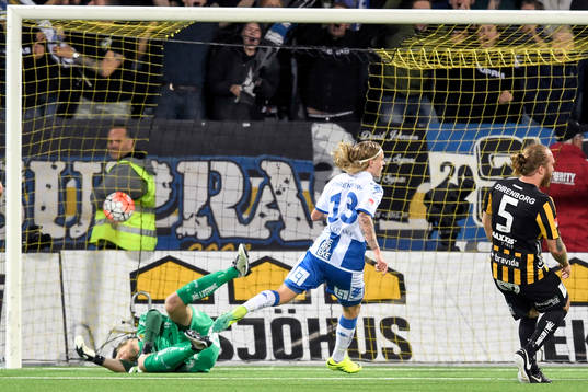 IFK Göteborgs Elias Mar Omarsson gör 0-2 bakom Häckens