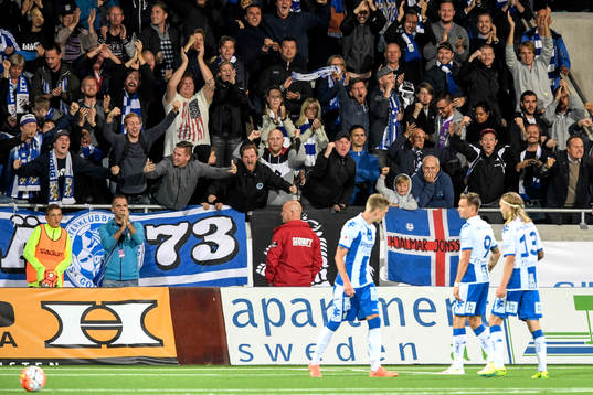 IFK Göteborgs supportrarna jublar bakom IFK Göteborgs