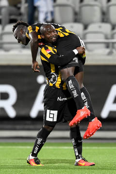 Häckens John Owoeri jublar med Häckens Alhassan Kamara