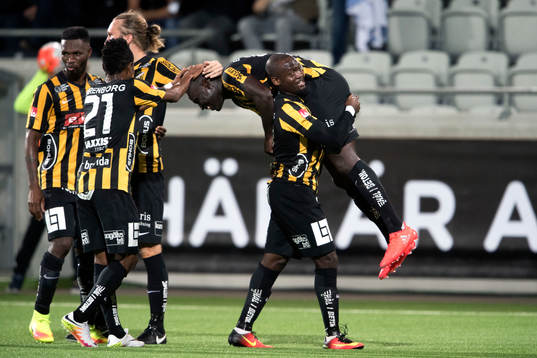Häckens John Owoeri bär iväg på Alhassan Kamara