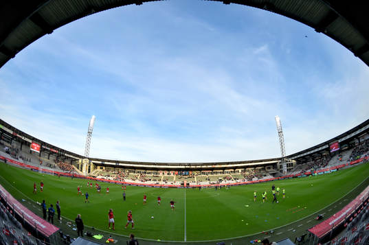 Spelarna värmer upp på Viborg Stadion