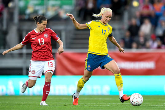 Danmarks Johanna Rasmussen och Sveriges Caroline Seger