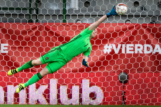 Sveriges målvakt Hedvig Lindahl kastar sig