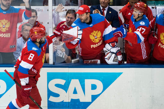 Rysslands Alex Ovechkin jublar med bänken