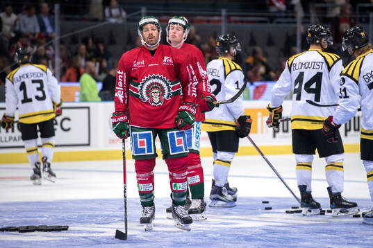 Frölundas Joel Lundqvist värmer upp innan ishockeymatchen