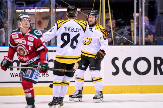 Brynäs Oskar Lindblom och Jonathan Granström jublar