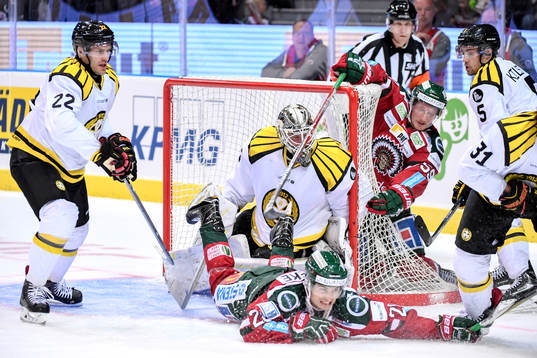 Frölundas Johan Sundström faller framför Brynäs
