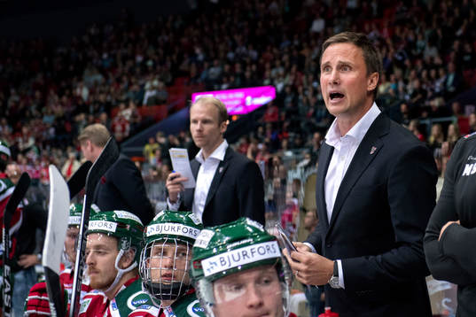 Frölundas tränare Roger Rönnberg reagerar