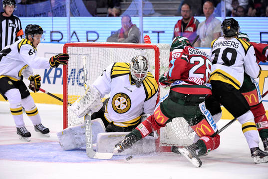 Frölundas Johan Sundström oroar framför Brynäs målvakt
