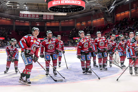 Frölunda-spelarna tackar publiken