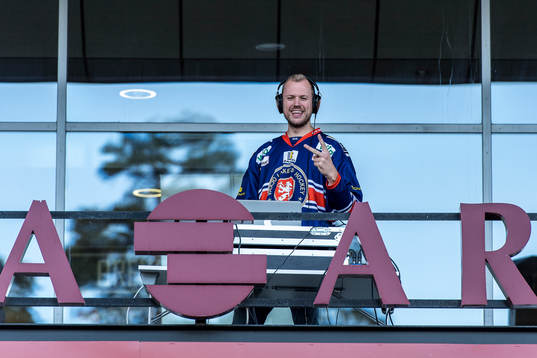 En DJ spelar musik utanför Vida arena