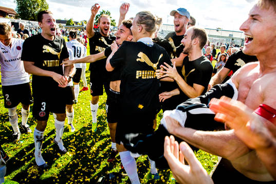 Hittarps spelare jublar