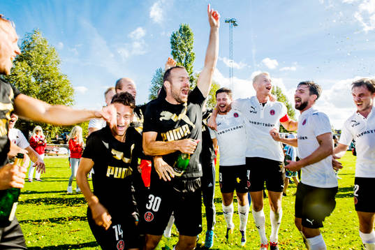 Hittarps Jacob Gudiol med lagkamrater jublar