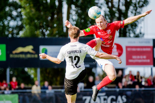 Fjärås  Niklas Ringdahl Bohlin plockar ner bollen